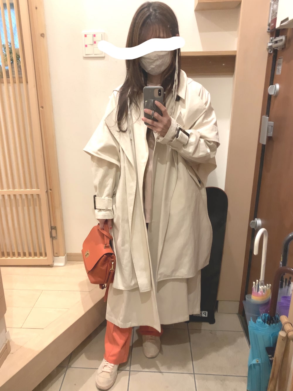 「オレンジ、オレンジパンツ、春コート、パンツスタイル、パンツ、春ニット、スニーカー、スニーカーコーデ、スニーカー女子、カジュアル、カジュアルコーデ、重ね着、ラクチンコーデ、しまむら、しまむらコーデ」｜「MARCO BIANCHINIのMARCO BIANCHINI:フラップ2WAYショルダーバッグ◇（ショルダーバッグ、オレンジ系）」を使った、こたつんさん（レディース・158cm）の春コーディネートの1枚目の写真