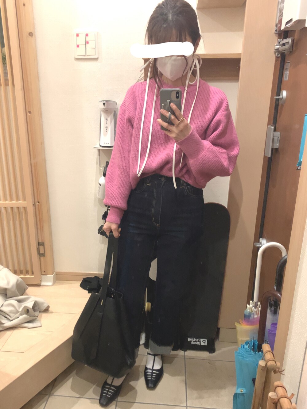 「デニム、デニムパンツ、春コーデ、トレンチコート、ピンク、ピンクニット、パンプス、パンツスタイル、パンプス×靴下、ストラップシューズ、スタンドカラー、カジュアル、カジュアルコーデ、プチプラコーデ、GU」｜「SMIR NASLIのSack Tote（トートバッグ、ブラック系）」を使った、こたつんさん（レディース・158cm）の春コーディネートの1枚目の写真