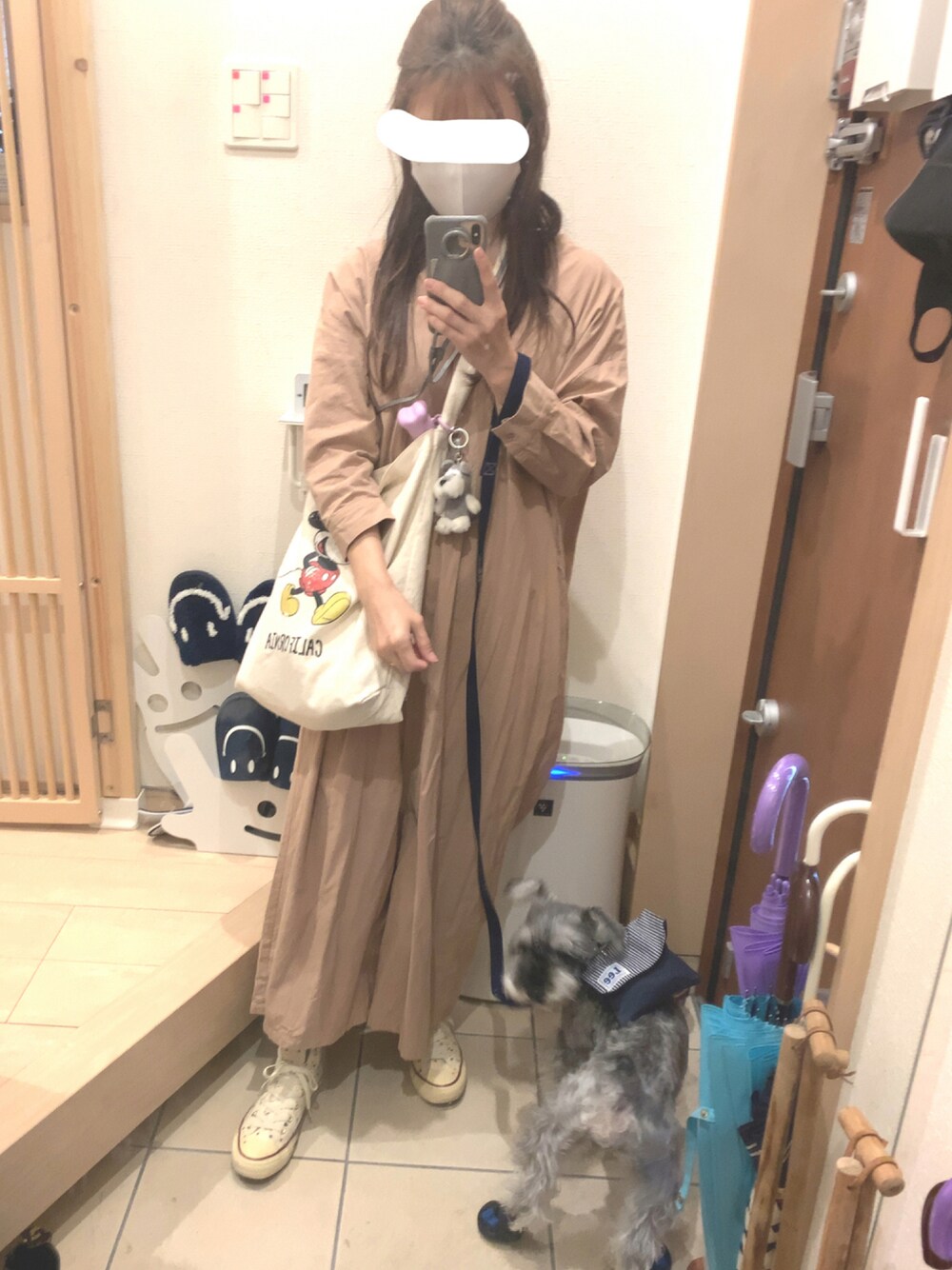 「お散歩コーデ、わんこ、いぬ♡、犬、犬の散歩、オールインワン、つなぎ、ミッキー、キャンバストート、コンバース オールスター、コンバース ハイカット、カジュアル、ラクチンコーデ」｜「CONVERSEのアイテム（スニーカー、ホワイト系）」を使った、こたつんさん（レディース・158cm）の秋コーディネートの1枚目の写真