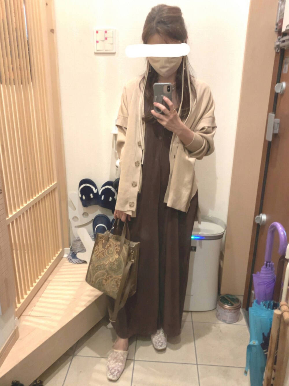 「カーディガン、カジュアル、ペイズリー柄、ベージュ、サロペット、オールインワン、しまむら、ブラウン、ペイズリー、おじさん、ラクチンコーデ、バブーシュ、しまむらコーデ、ベージュ×ブラウン、ブラウン×ベージュ」｜「SHIPSの【WEB限定】シアースリッポン◆（スリッポン、ベージュ系）」を使った、こたつんさん（レディース・158cm）の秋コーディネートの1枚目の写真