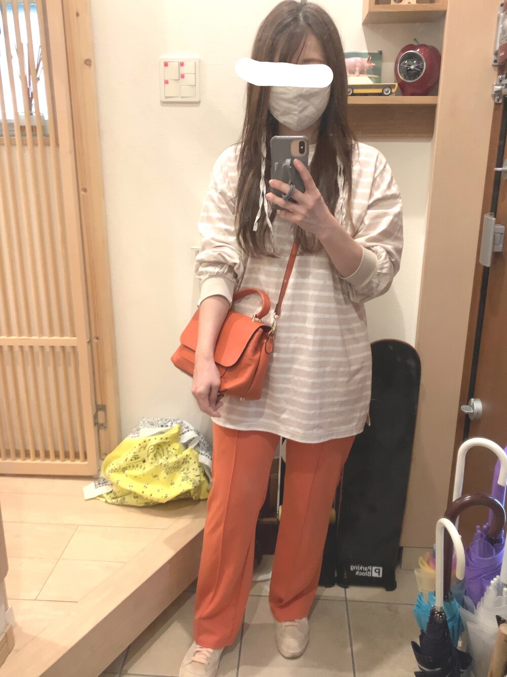「カラーパンツ、スニーカー、ボーダー、ボーダートップス、ボーダーTシャツ、ロンT、オレンジパンツ、カジュアル、カジュアルコーデ、ベージュ、センタープレス、センタープレスパンツ、ラクチンコーデ、プチプラ、しまむら」｜「しまむらのアイテム（パンツ、オレンジ系）」を使った、こたつんさん（レディース・158cm）の夏コーディネートの1枚目の写真