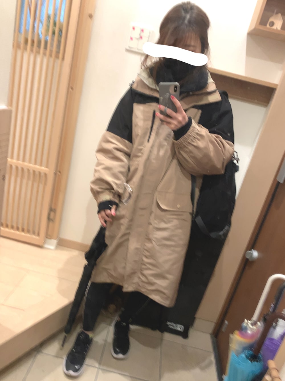 「レギンス、カジュアル、カジュアルコーデ、レギパン、ビッグシルエット、雨の日コーデ、リュック、リュックスタイル、スニーカー、スニーカーコーデ、ブラックコーデ」｜「Chicoの中綿ライナー付きマウンテンコート（その他アウター、ベージュ系）」を使った、こたつんさん（レディース・158cm）の春コーディネートの1枚目の写真