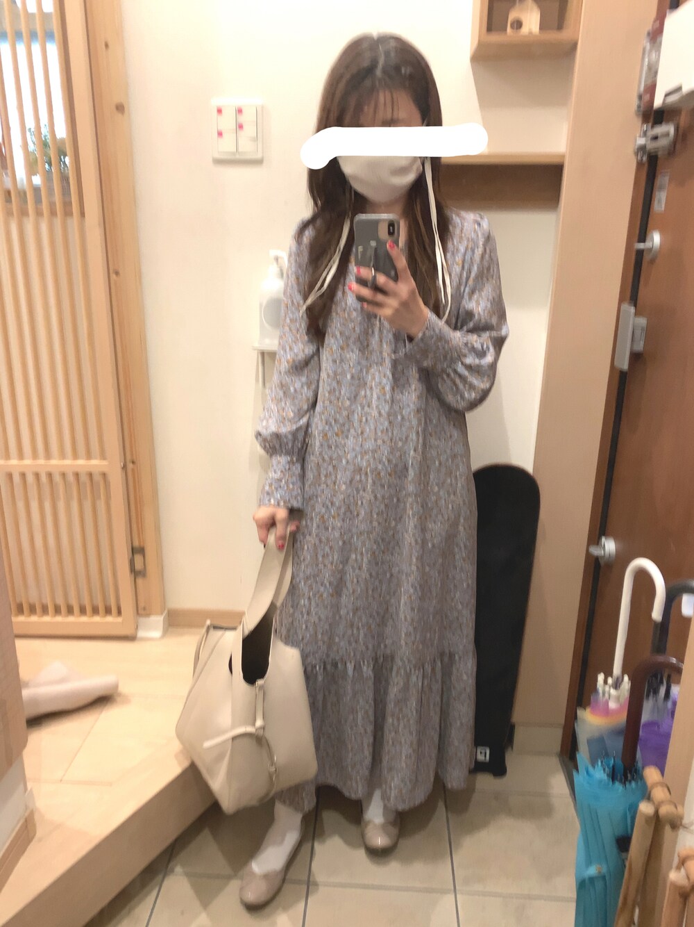 「花柄ワンピース、バレエシューズ、ワンピース、フラットシューズ、ラクチンコーデ」｜「Emma Francisのラウンドトゥ フラット バレエシューズ エナメルシリーズ（バレエシューズ、ベージュ系）」を使った、こたつんさん（レディース・158cm）の春コーディネートの1枚目の写真