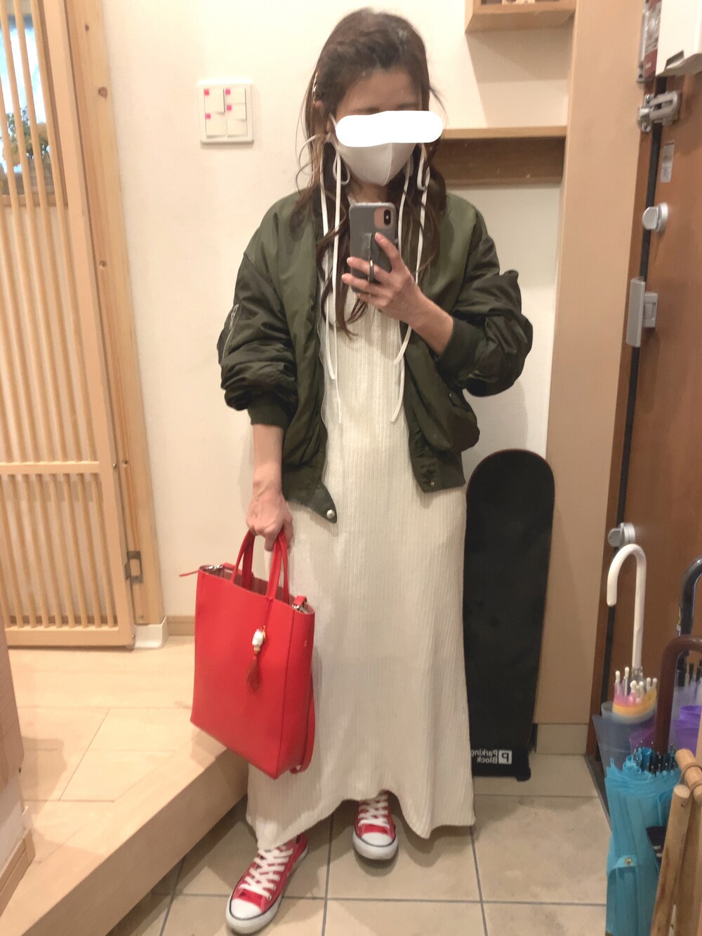 「ニットワンピース、赤、MA-1、オトナカジュアル、ラフコーデ、カーキ、コンバース、コンバース オールスター、ワンピース、ワンピース×スニーカー、赤スニーカー、カジュアルコーデ、赤い靴、トートバッグ、おでここんにちは」｜「the caseの【THE CASE】useful box shoulder（トートバッグ、レッド系）」を使った、こたつんさん（レディース・158cm）の春コーディネートの1枚目の写真