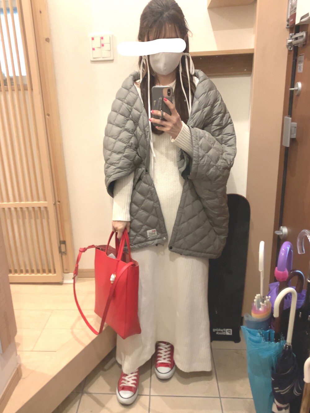 「ニットワンピース、白ニット、ダウン、ダウンマフラー、差し色(赤)、コンバース オールスター、赤い靴、スニーカー、スニーカーコーデ、ワンピース×スニーカー、ワンピース」｜「the caseの【THE CASE】useful box shoulder（トートバッグ、レッド系）」を使った、こたつんさん（レディース・158cm）の春コーディネートの1枚目の写真