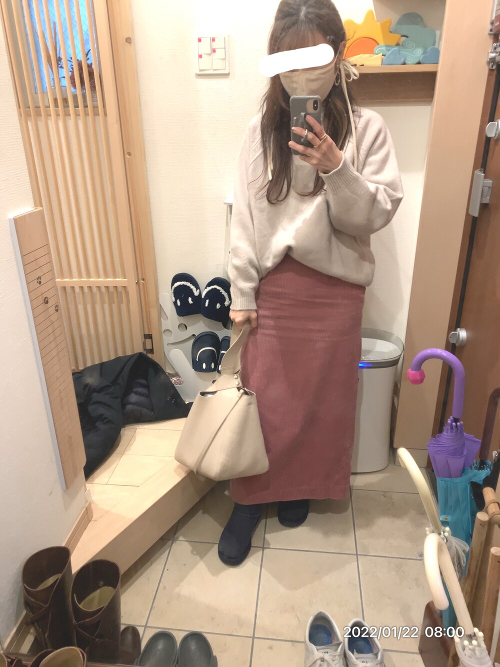 「タイトスカート、ハイネックニット、コーデュロイ、ムートンブーツ、ダウンジャケット、UGG、あったかコーデ、きれいめカジュアル、ピンク×ネイビー、ピンク」｜「UGGのUGG australia   ショートブーツ（ブーツ、ブルー系）」を使った、こたつんさん（レディース・158cm）の冬コーディネートの1枚目の写真