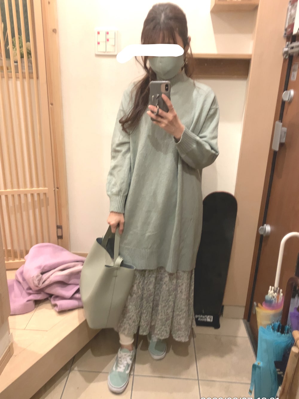 「花柄、花柄ワンピース、ボタニカル柄、ビックシルエット、GU、プチプラ、プチプラコーデ、グリーン、ピンク、スニーカー、スニーカーコーデ、ビックカラーコート、春色、春色コーデ、春コーデ」｜「earth music&ecologyのボタニカルフラワーフレアスカート 〇（スカート、ベージュ系）」を使った、こたつんさん（レディース・158cm）の春コーディネートの1枚目の写真