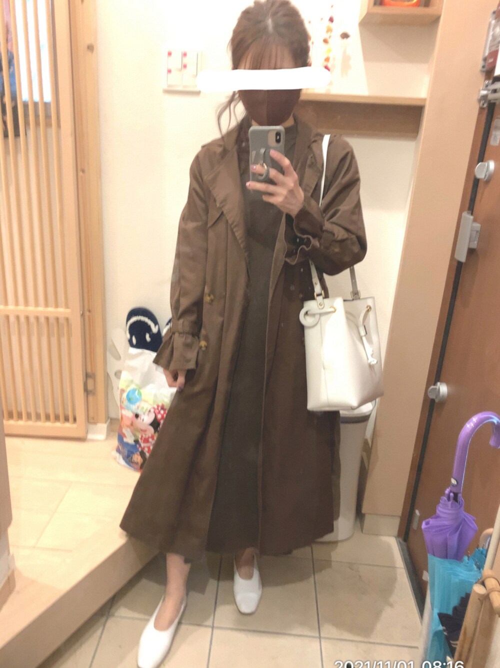 「ワンピース、トレンチコート、バイカラー、フラットシューズ、ニットワンピース、ブラウン、バレエシューズ、グレンチェック、ツートンカラー、ブラウンコーデ、バイカラーワンピース、スクエアトゥ」｜「GIANNI NOTAROの【GIANNI NOTARO】巾着バッグ（トートバッグ、ホワイト系）」を使った、こたつんさん（レディース・158cm）の秋コーディネートの1枚目の写真
