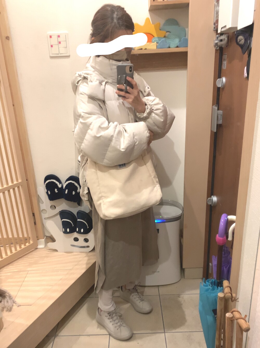 「ニットワンピース、ダウンジャケット、コンバース オールスター、ワントーンコーデ、ベージュ、ベージュコーデ、淡色コーデ、淡色、淡色女子、ラクチンコーデ、レギンス、キャンバストート、カジュアル、スニーカーコーデ、スニーカー」｜「SLYのHEM ROUND 2WAY DOWN（ブルゾン、ホワイト系）」を使った、こたつんさん（レディース・158cm）の冬コーディネートの1枚目の写真