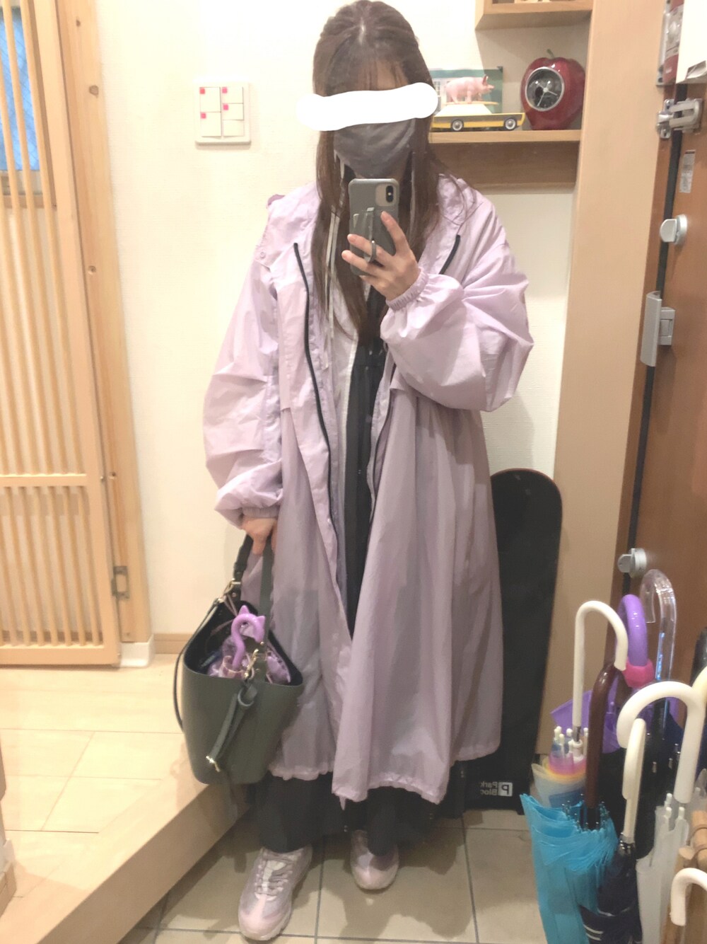 「ワンピース、レインコート、ワンピース×スニーカー、スニーカー、スニーカーコーデ、ラベンダー、グレー、雨の日コーデ」｜「MARCO BIANCHINIのMARCO BIANCHINI/別注フェイクファーポーチ付きショルダーバッグ（ショルダーバッグ、グレー系）」を使った、こたつんさん（レディース・158cm）の春コーディネートの1枚目の写真