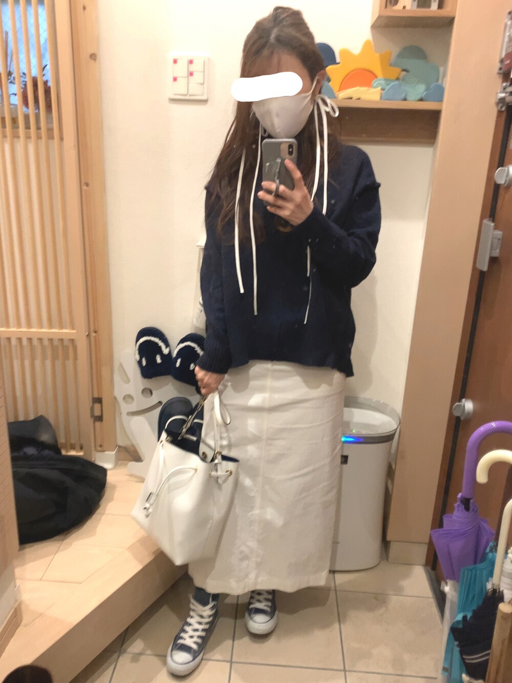 「タイトスカート、ネイビー×ホワイト、ホワイト×ネイビー、ネイビー、ホワイト、ハイネックニット、コンバース オールスター、コンバース ハイカット、ニット、スニーカーコーデ、大人カジュアル、ダウンジャケット、スニーカー、ダウン、ホワイトデニム」｜「CONVERSEのCANVAS ALL STAR HI（スニーカー、ブルー系）」を使った、こたつんさん（レディース・158cm）の冬コーディネートの1枚目の写真