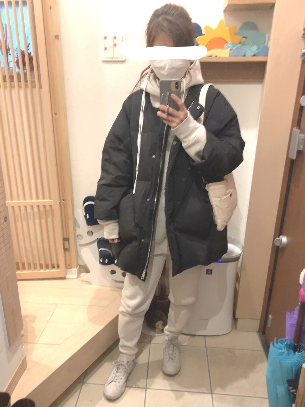 「スウェット、スウェットパンツ、スウェットセットアップ、GAP、ラクチンコーデ、カジュアル、パンツスタイル、ジョガーパンツ、フーディー、パーカー、ダウンジャケット、コンバース、コンバース オールスター、休日スタイル、ダウン」｜「CONVERSEの【CONVERSE】 AS LIGHT WR SL OX（スニーカー、ベージュ系）」を使った、こたつんさん（レディース・158cm）の冬コーディネートの1枚目の写真
