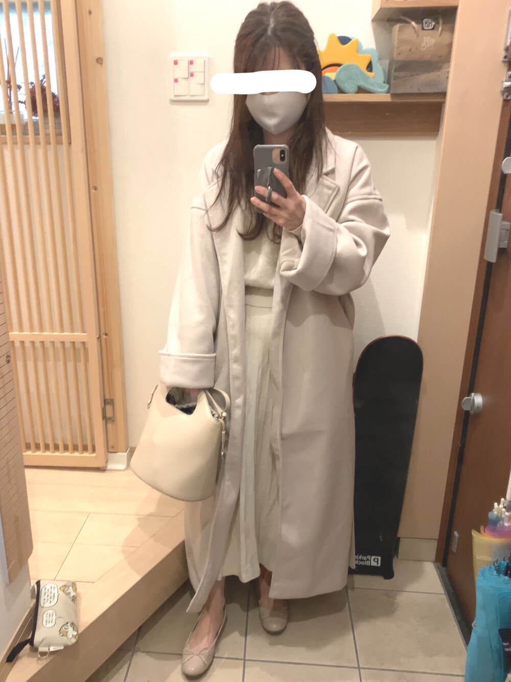 「ベージュ、ベージュコーデ、ワントーンコーデ、淡色コーデ、淡色女子、淡色、セットアップ、ニットアップ、ニットスカート、バレエシューズ、フラットシューズ、ラクチンコーデ、傘」｜「Aunt Marie'sのオーバーサイズスリットロングコート　/ Aunt Marie's（チェスターコート、ベージュ系）」を使った、こたつんさん（レディース・158cm）の春コーディネートの1枚目の写真