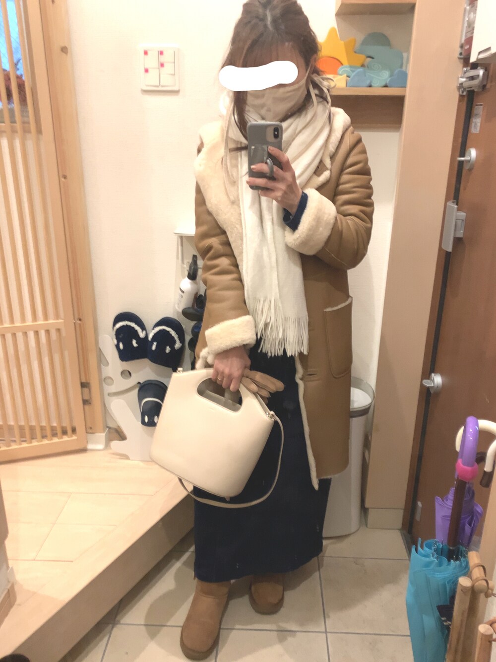 「デニム、デニムワンピース、ムートンブーツ、ムートンコート、ムートン、タイトワンピース、あったかコーデ、ワンピース」｜「UGGのUGG Australia / WMNS Mini Bailey Button（ブーツ、ブラウン系）」を使った、こたつんさん（レディース・158cm）の冬コーディネートの1枚目の写真