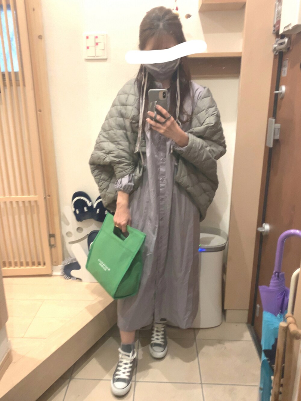 「スニーカー、ワンピース、ストール、グレー、ダウン、シャツワンピ、コンバース オールスター、ダウンマフラー、ラクチンコーデ、コンバース ハイカット、ワンピース×スニーカー、トラディショナルウェザーウエア」｜「CONVERSEのCONVERSE コンバース オール スター ハイ / ALL STAR HI (CHARC) 32066761（スニーカー、グレー系）」を使った、こたつんさん（レディース・158cm）の秋コーディネートの1枚目の写真