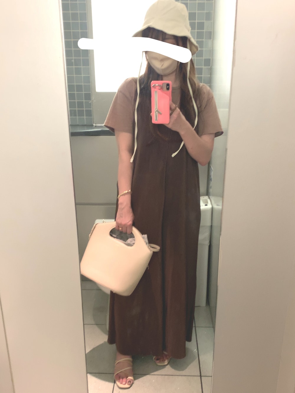 「プチプラ、GU、GUコーデ、しまむら、しまむらコーデ、チューリップハット、ブラウン×ベージュ、サンダル、ベージュ、ベージュコーデ、ブラウン、ブラウンコーデ、ラクチンコーデ、キャミサロペット、プリーツパンツ」｜「WEGOのWEGO/あご紐チューリップハット（ハット、ホワイト系）」を使った、こたつんさん（レディース・158cm）の夏コーディネートの1枚目の写真
