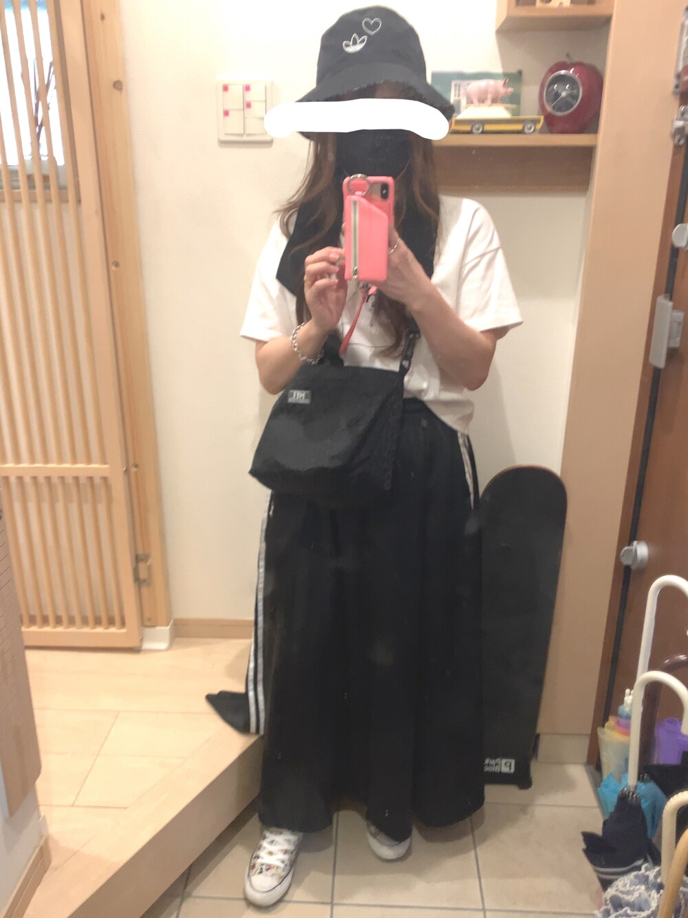 「カジュアル、カジュアルコーデ、バケットハット、バケットハット黒、スニーカー、スニーカーコーデ、ミッキー、ミッキーコーデ、コンバース オールスター、コンバース ハイカット、adidas、ラインスカート」｜「CONVERSEのALL STAR 100 MICKEY HOUSE HD PT HI（スニーカー、その他）」を使った、こたつんさん（レディース・158cm）の夏コーディネートの1枚目の写真