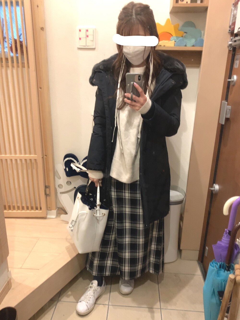 「きれいめカジュアル、スニーカー、チェックスカート、チェック、ダウンコート、モヘアニット、白ニット、ネイビー×ホワイト、ネイビー、ホワイト、マキシスカート」｜「WOOLRICHの【WOOLRICH/ウールリッチ】 WS BOW BRIDGE CT：ダウン（ダウンジャケット/コート、ブルー系）」を使った、こたつんさん（レディース・158cm）の冬コーディネートの1枚目の写真
