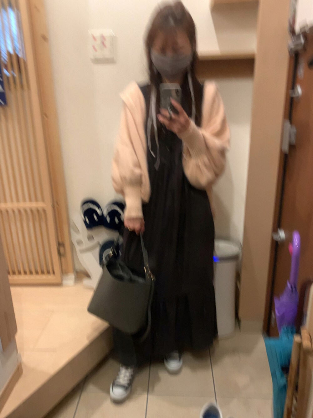 「カーディガン、ワンピース、ピンク、ふわふわ、もけもけ、コンバース オールスター、グレー×ピンク、ピンク×グレー、コンバース ハイカット、ワンピース カーディガン、ワンピース×スニーカー、ティアードワンピース、ボリューム袖」｜「MARCO BIANCHINIのMARCO BIANCHINI/別注フェイクファーポーチ付きショルダーバッグ（ショルダーバッグ、グレー系）」を使った、こたつんさん（レディース・158cm）の秋コーディネートの1枚目の写真