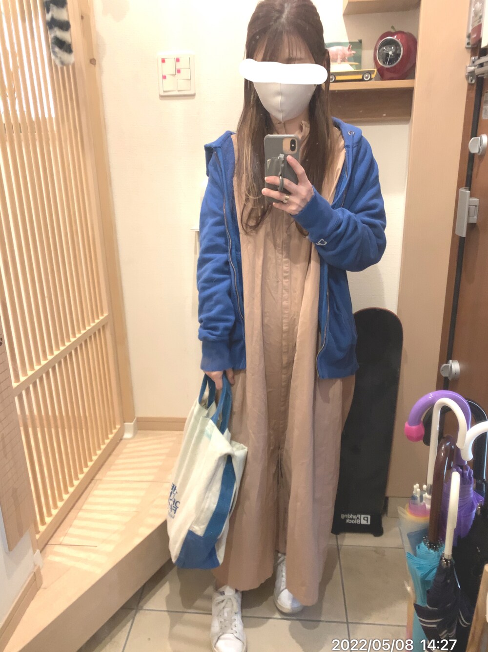 「オールインワン、サロペット、ワンピース、スニーカー、大人カジュアル、パーカー、フーディー、ダメージスウェット、トートバッグ、ラクチンコーデ、カジュアル、カジュアルコーデ、ブルー」｜「Ron Hermanのアイテム（パーカー、ホワイト系）」を使った、こたつんさん（レディース・158cm）の春コーディネートの1枚目の写真