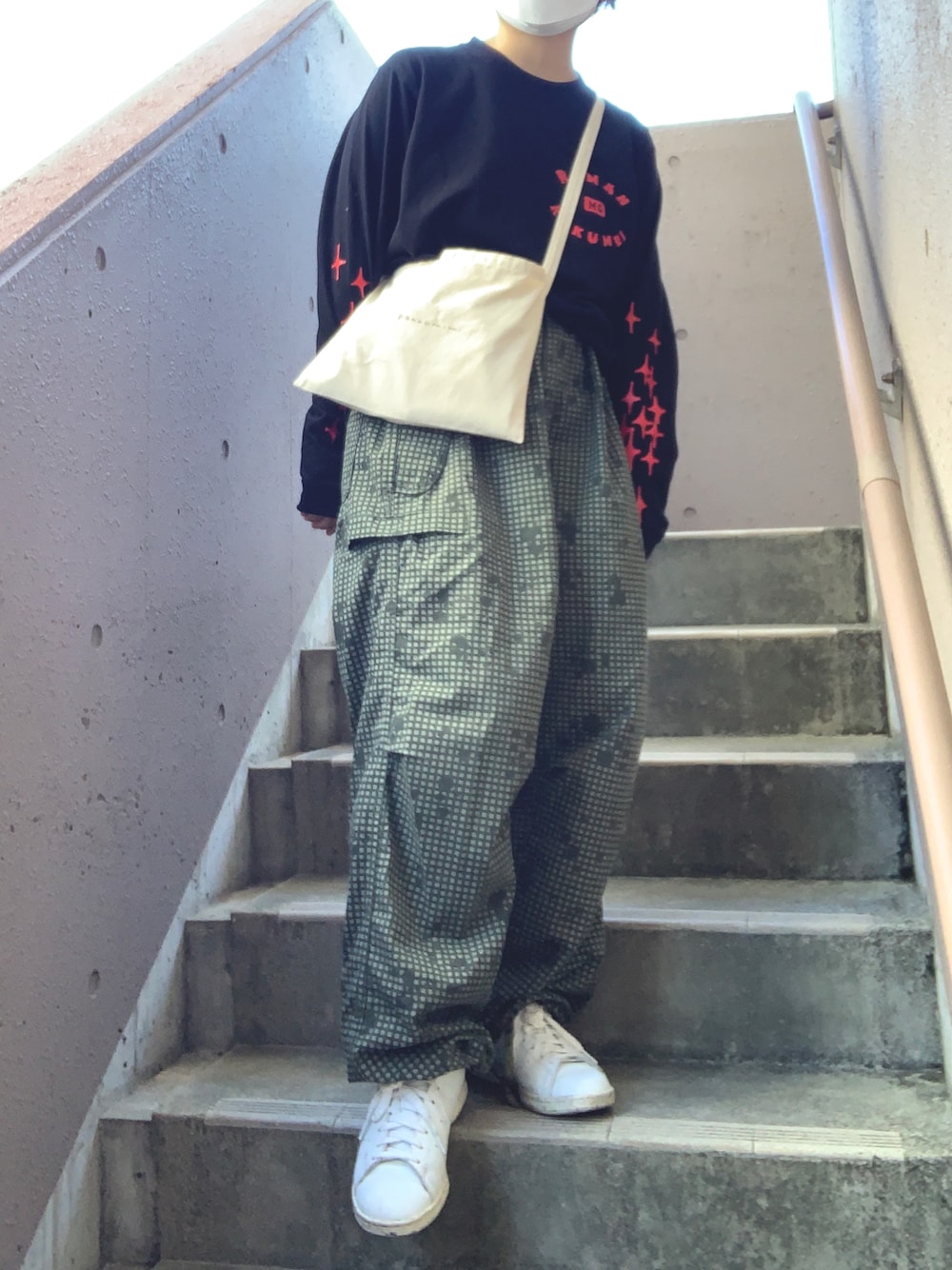 「今日のコーデ、ootd、古着MIX、古着コーデ、古着好きな人と繋がりたい、ライブTシャツ、ツアーTシャツ、バントTシャツ」｜「adidasのスタンスミス [STAN SMITH] アディダスオリジナルス（スニーカー、ホワイト系）」を使った、*yuki*さん（レディース・152cm）の秋コーディネートの1枚目の写真