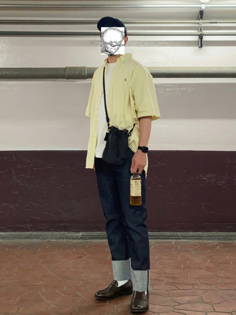 イエロー系のシャツ/ブラウス、ブルー系のデニムパンツ、ブラウン系のローファーを着用したメンズの夏コーディネートの1枚目の写真