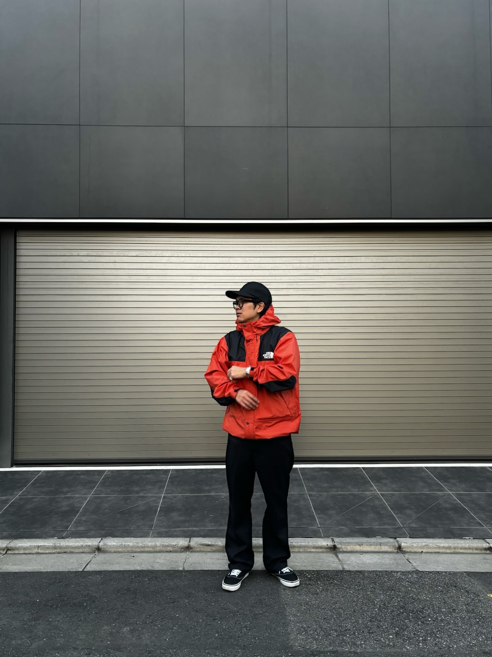 「きれいめカジュアル、スニーカー、お出かけコーデ、パーカー、スラックス、プチプラ、韓国ファッション、GU、THE NORTH FACE、最近のいい感じコーデ、秋冬、休日スタイル、メンズコーデ、ナイロンジャケット、フォローミー」｜「GUのアイテム（スラックス、ブラック系）」を使った、Natsuki Takaseさん（メンズ・175cm）の秋コーディネートの1枚目の写真