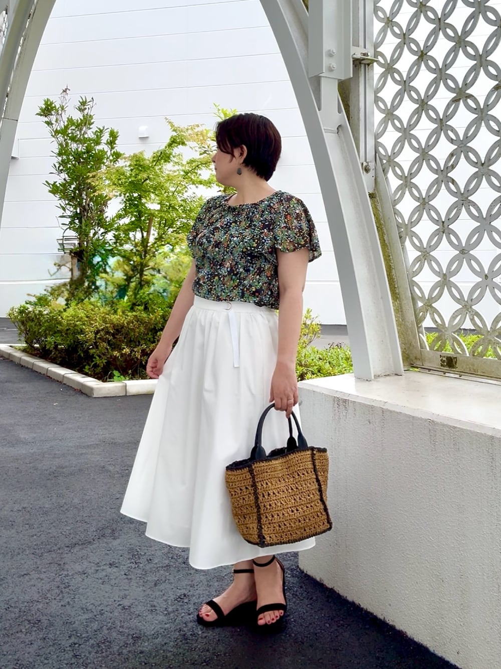 「柄シャツ、フリル、半袖シャツ、夏コーデ、お出かけコーデ、カラーコーデ、夏服コーデ、大人かわいい、ブラウスコーデ、花柄、フラワープリント、ブラウス、スカート、スカートスタイル」｜「MICO COULIERのマルチカラーフラワープリントブラウス（シャツ/ブラウス、ブラック系）」を使った、shiraさん（レディース・155cm）の夏コーディネートの1枚目の写真