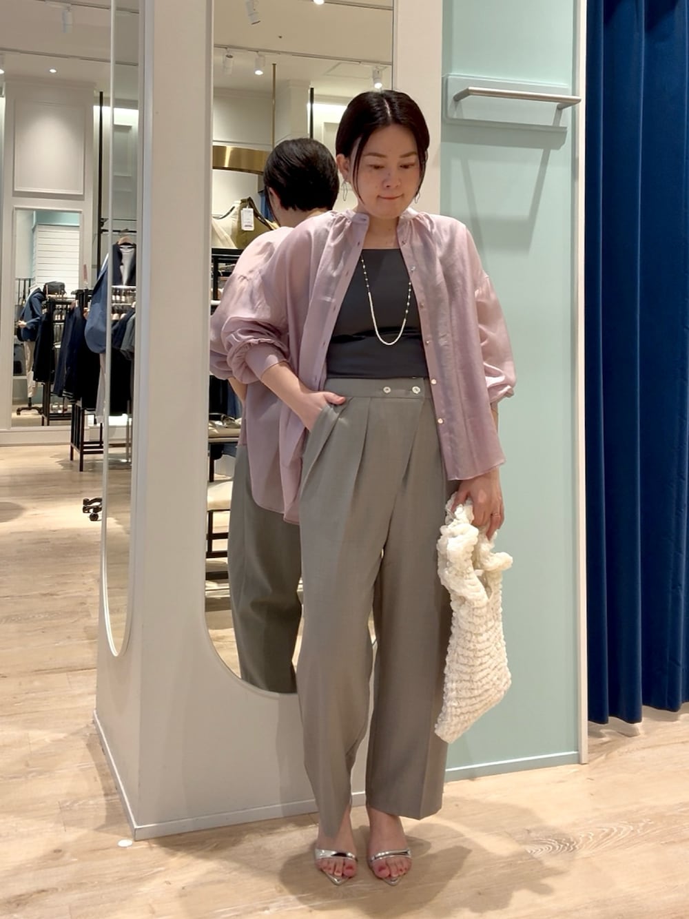 グレー系のその他パンツ、グレー系のTシャツ/カットソー、グレー系のTシャツ/カットソーを着用したレディースの春コーディネートの1枚目の写真