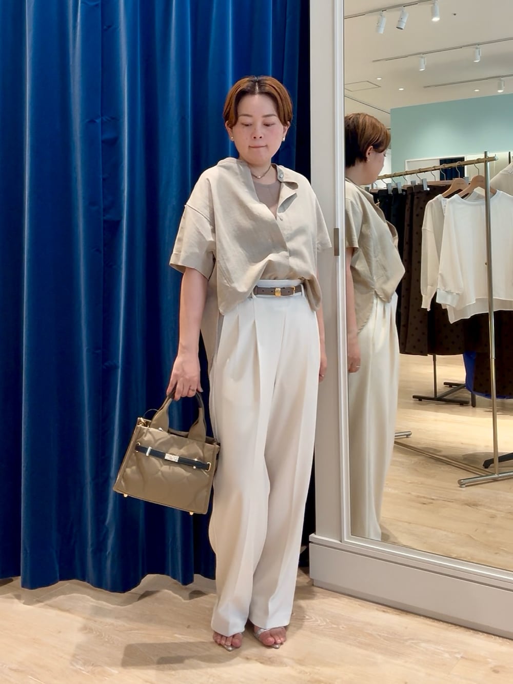 ベージュ系のシャツ/ブラウス、ホワイト系のその他パンツ、ベージュ系のトートバッグを着用したレディースの秋コーディネートの1枚目の写真