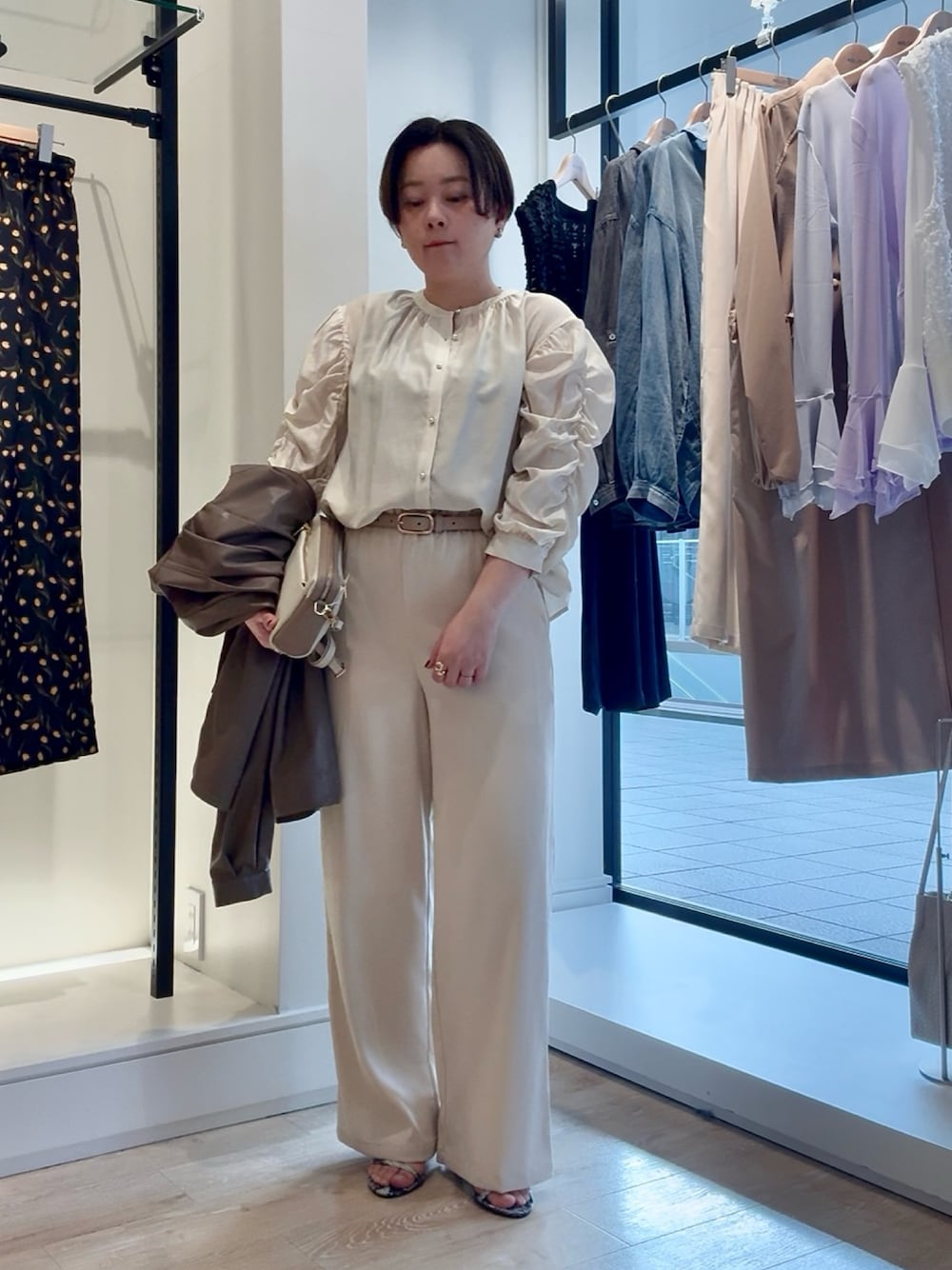 ホワイト系のシャツ/ブラウス、ホワイト系のその他パンツ、ホワイト系のショルダーバッグを着用したレディースの春コーディネートの1枚目の写真
