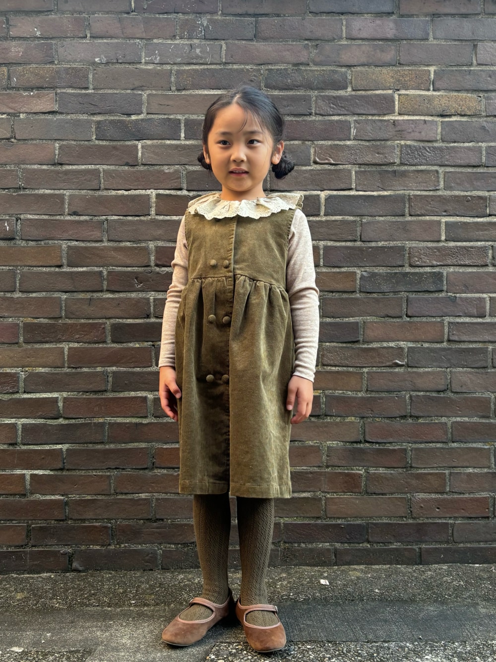 「秋っぽコーデ更新中、むすめ服、女の子、おんなのこコーデ、秋冬コーデ、カーキ、セットアップ、キッズコーデ」｜「mutta.のアイテム（ジャンパースカート、その他）」を使った、muttashopさん（キッズ・110cm）の秋コーディネートの1枚目の写真