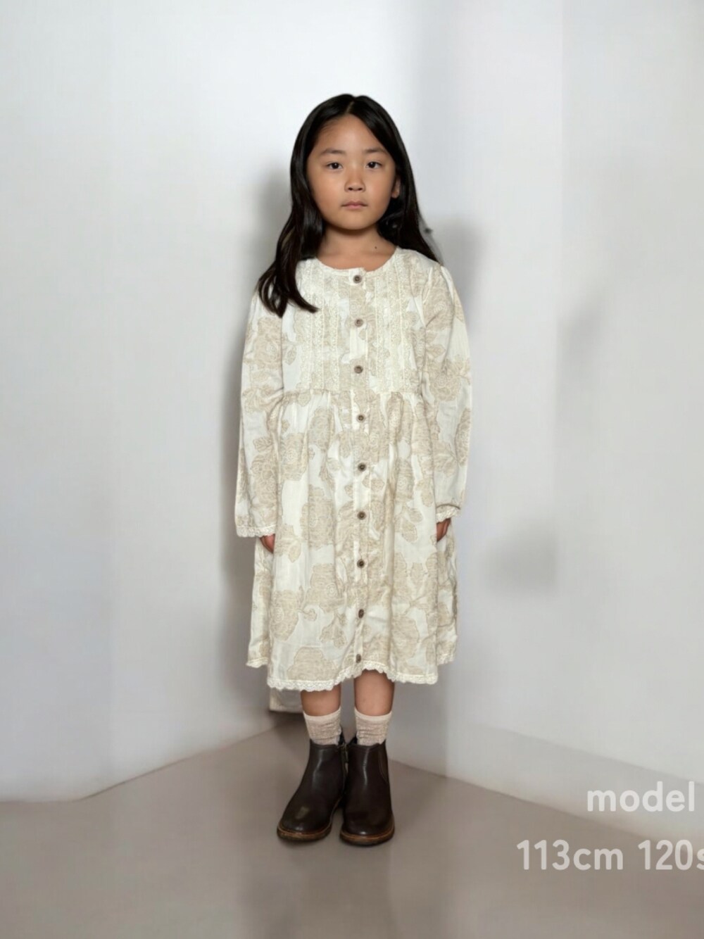 「mutta.のアイテム（シャツワンピース、ベージュ系）」を使った、muttashopさん（キッズ・110cm）の秋コーディネートの1枚目の写真