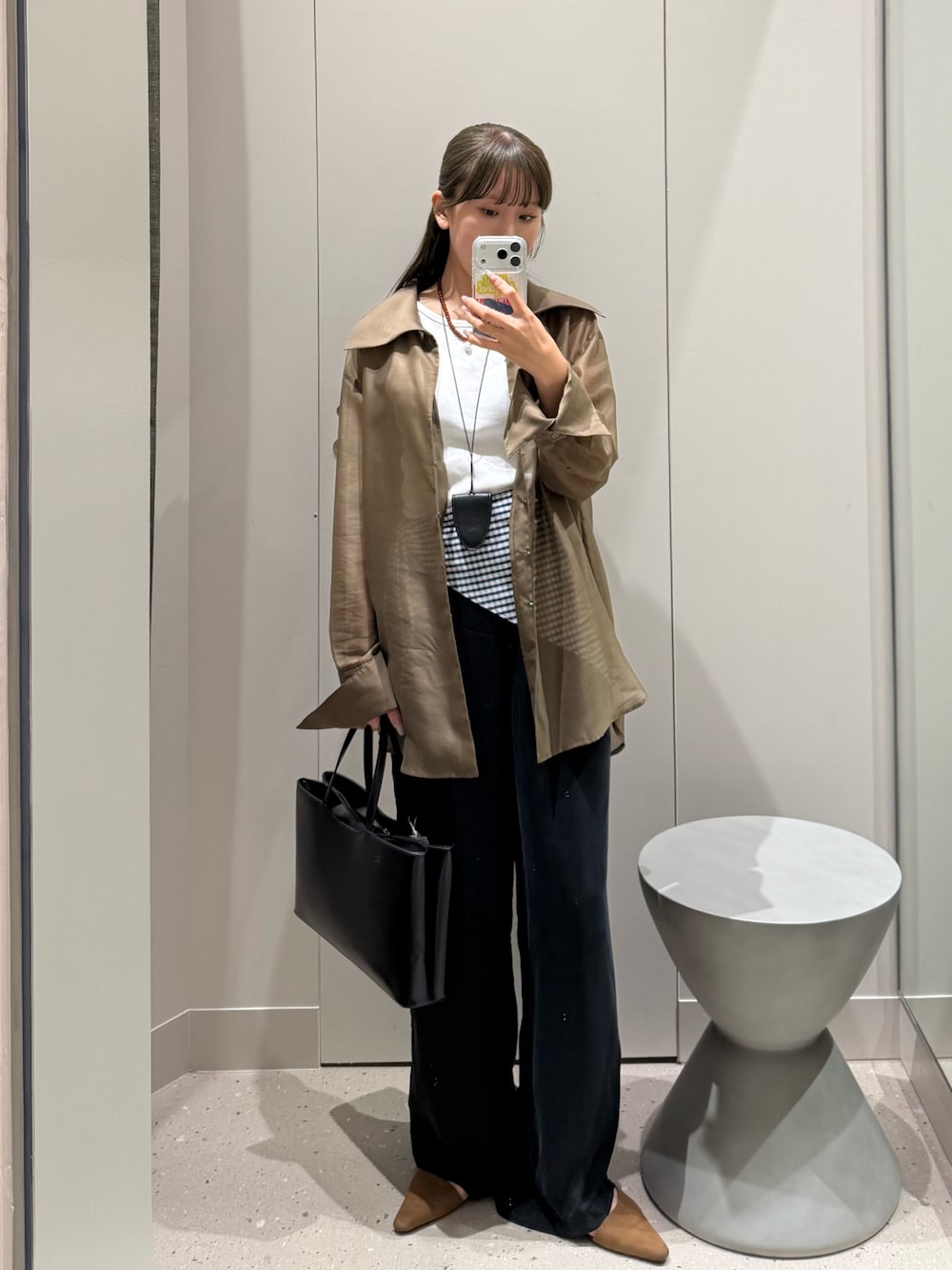 ブラック系のトートバッグ、ブラック系のその他パンツ、グリーン系のシャツ/ブラウスを着用したレディースの夏コーディネートの1枚目の写真