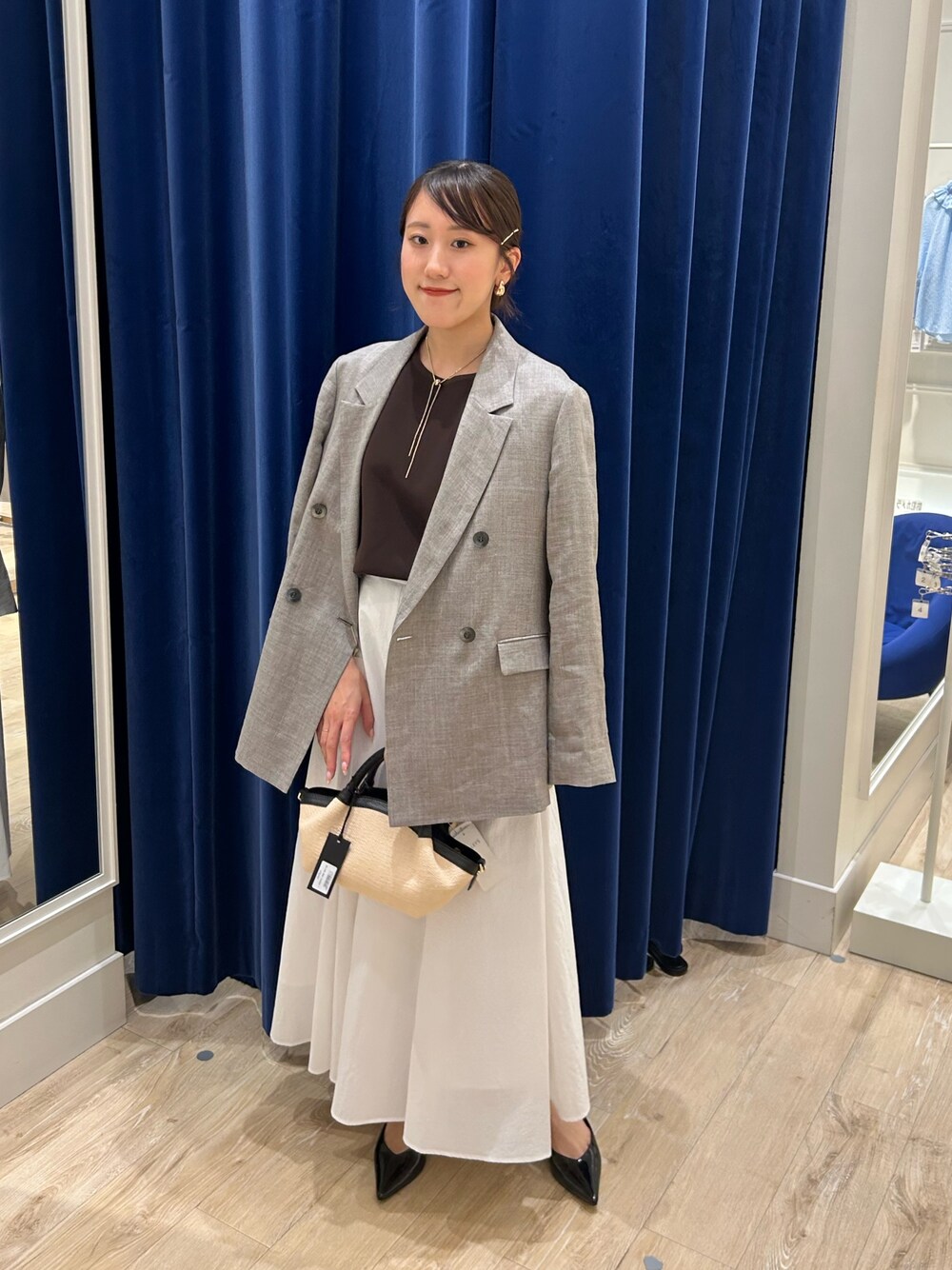 「スカート、スカートスタイル、スカートコーデ、フレアスカート、夏服コーデ、ラミージャケット、ジャケット、ジャケットコーデ、ジャケットスタイル、キレイめ、きれいめカジュアル、キレイめコーデ、ニットTシャツ、カジュアルコーデ」｜「NOLLEY’Sのウォッシャブルラミーシャンブレーダブルジャケット（テーラードジャケット、ベージュ系）」を使った、ayakaさん（レディース・156cm）の春コーディネートの1枚目の写真