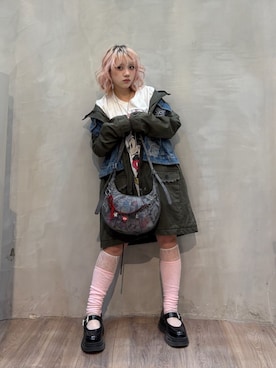 「Desigual（デシグアル）のディズニー ヴィンテージコミックプリントクレセントショルダーバッグ（ショルダーバッグ、ブラック系）」を使った、slinkyさん（レディース・150cm）の夏コーディネート