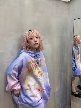 「Desigual（デシグアル）の【予約】ミッキータイダイグラデーションパーカー／ディズニー（スウェット、レッド系）」を使った、slinkyさん（レディース・150cm）の夏コーディネート