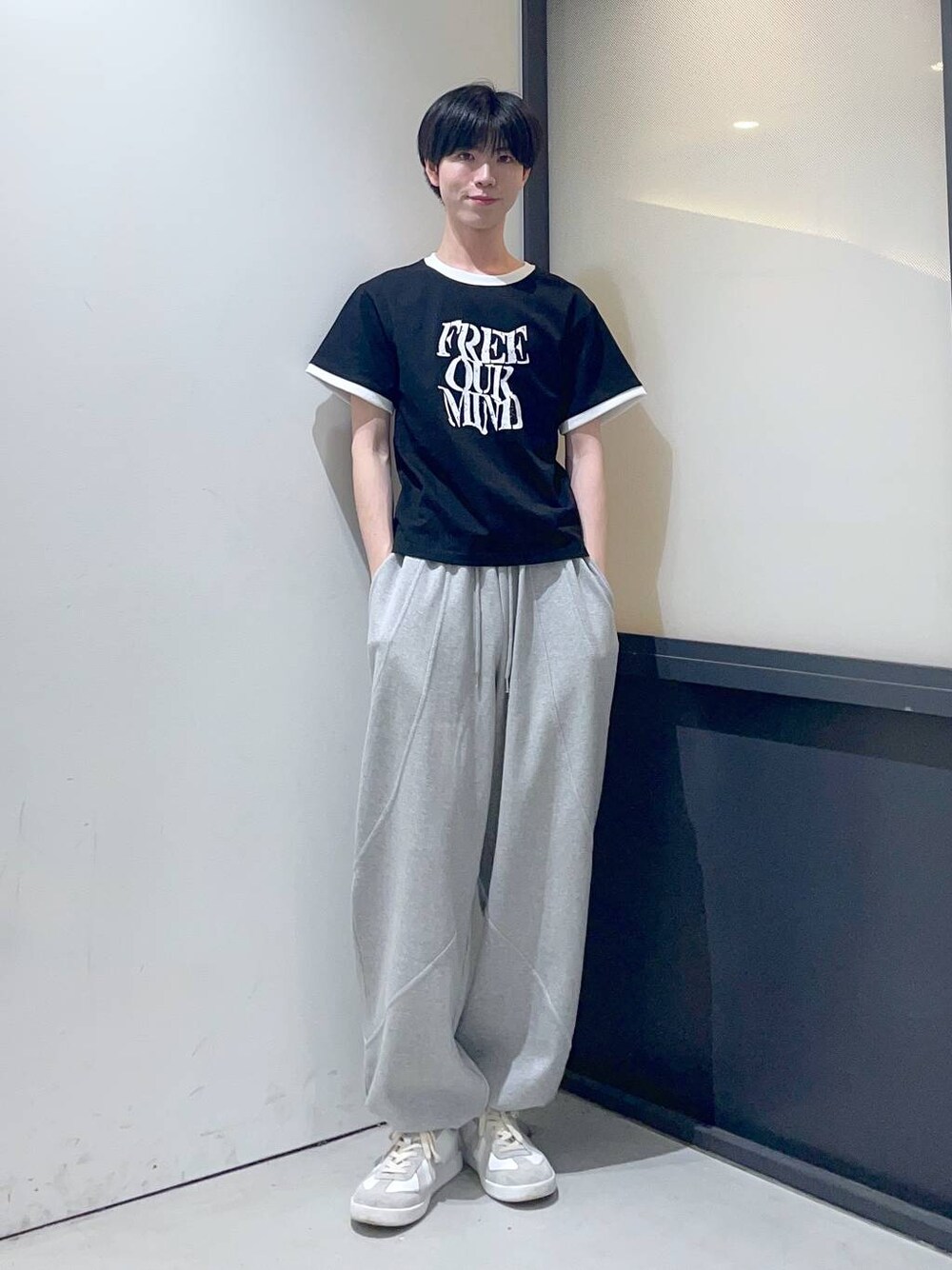 ブラック系のTシャツ/カットソー、グレー系のスウェットパンツを着用したメンズの夏コーディネートの1枚目の写真