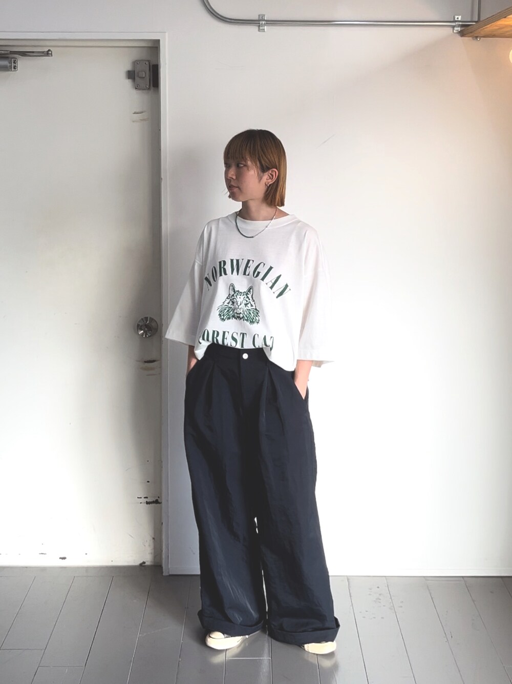 「F/CE.、エフシーイー、休日スタイル、夏コーデ、パンツコーデ、白Tシャツ、プリントT、ワイドパンツ、フレアパンツ、動物モチーフ、ビッグT、ナイロンパンツ、オーバーサイズ、ワイドスラックス、Tシャツコーデ」｜「F/CE. のF/CE. RE-NYLON TUCK TROUSERS / エフシーイー RE-ナイロン タック トラウザース（その他パンツ、ブルー系）」を使った、NATSUMIさん（レディース・160cm）の夏コーディネートの1枚目の写真