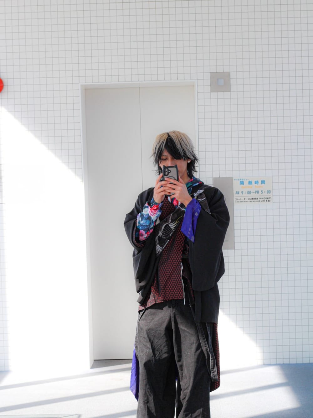 「道行、着物、羽織り、羽織、和服、和服MIX、デニム、デニムパンツ、水族館、サスペンダー、花柄」｜「カヤの【カヤ】たすきバッグ 鶴（ショルダーバッグ、ブラック系）」を使った、むいらともつまさん（メンズ・167cm）の冬コーディネートの1枚目の写真
