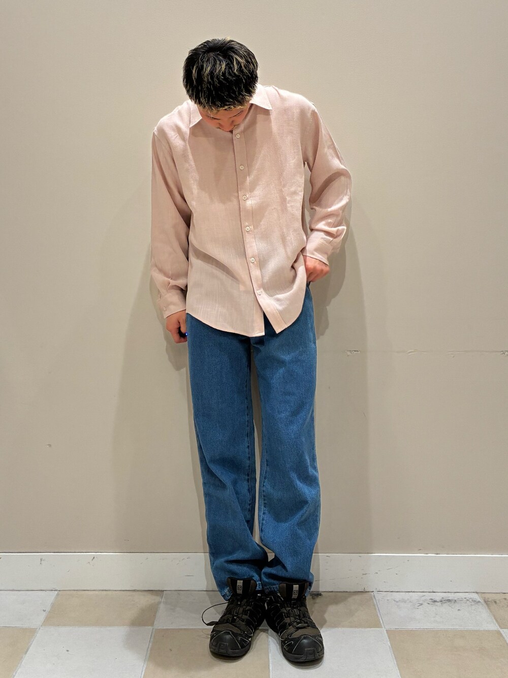 ピンク系のシャツ/ブラウス、ブルー系のデニムパンツを着用したメンズの春コーディネートの1枚目の写真