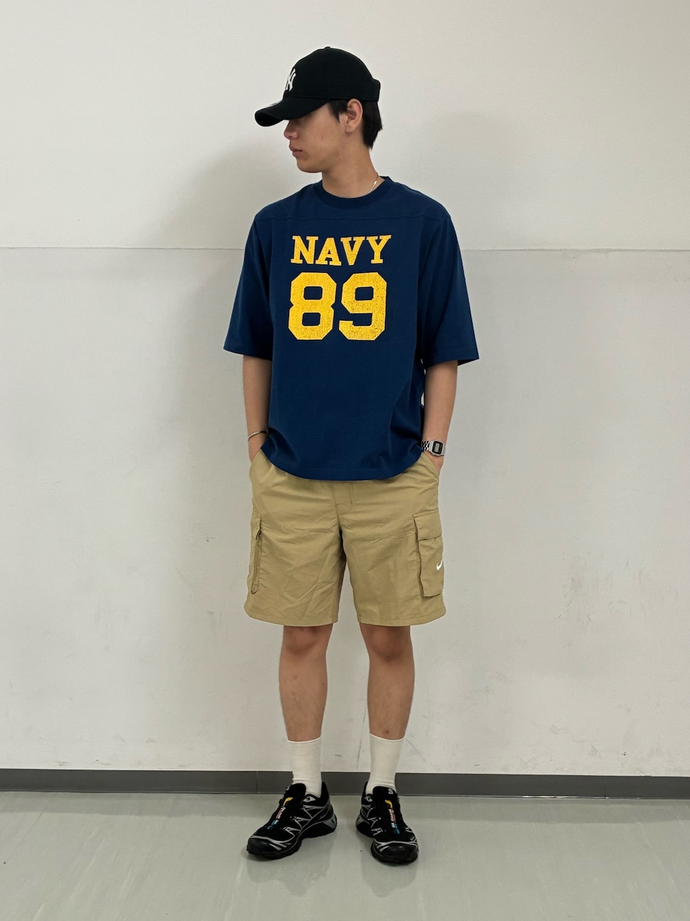 ブルー系のTシャツ/カットソー、グレー系のその他パンツ、ホワイト系のキャップを着用したメンズの夏コーディネートの1枚目の写真