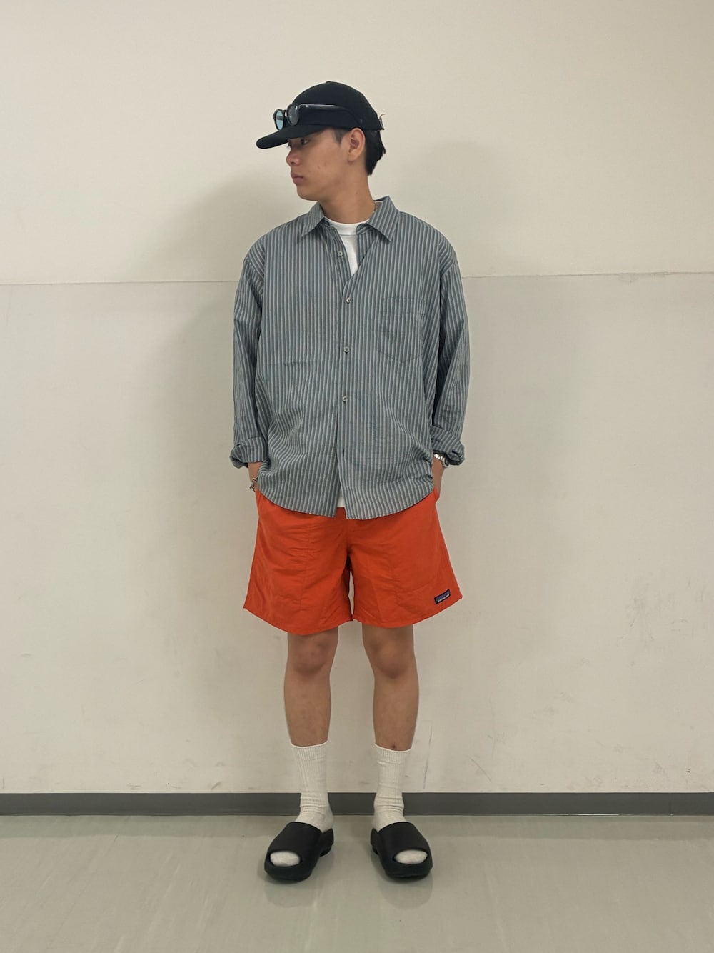 グレー系のシャツ/ブラウス、ホワイト系のTシャツ/カットソー、オレンジ系のその他パンツを着用したメンズの夏コーディネートの1枚目の写真