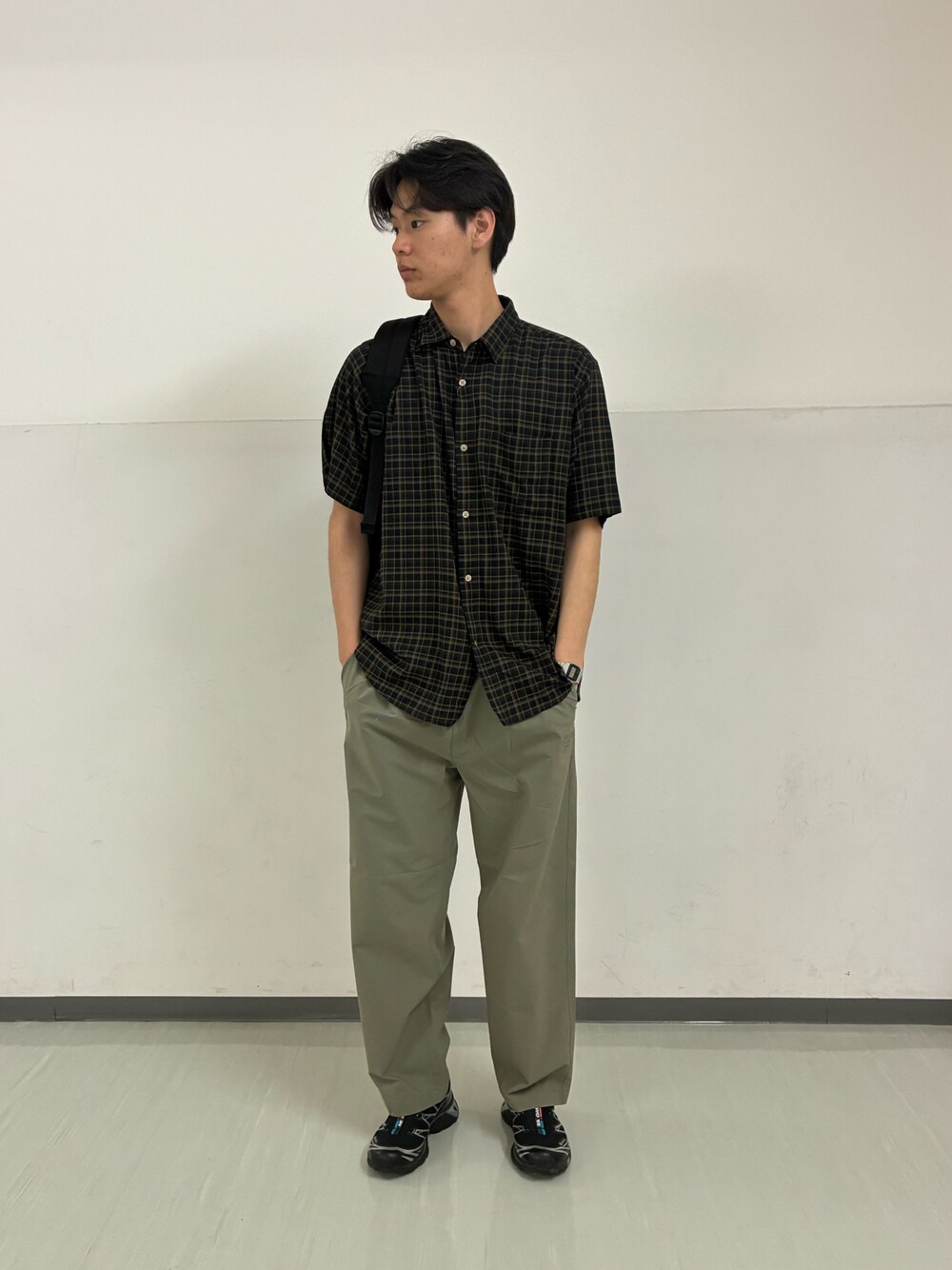グレー系のシャツ/ブラウス、グリーン系のその他パンツ、ブラック系のバックパック/リュックを着用したメンズの春コーディネートの1枚目の写真