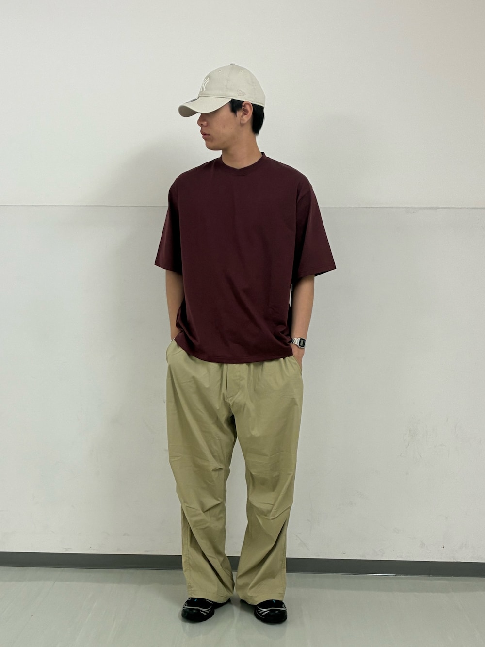 レッド系のTシャツ/カットソー、ベージュ系のその他パンツ、ホワイト系のキャップを着用したメンズの夏コーディネートの1枚目の写真