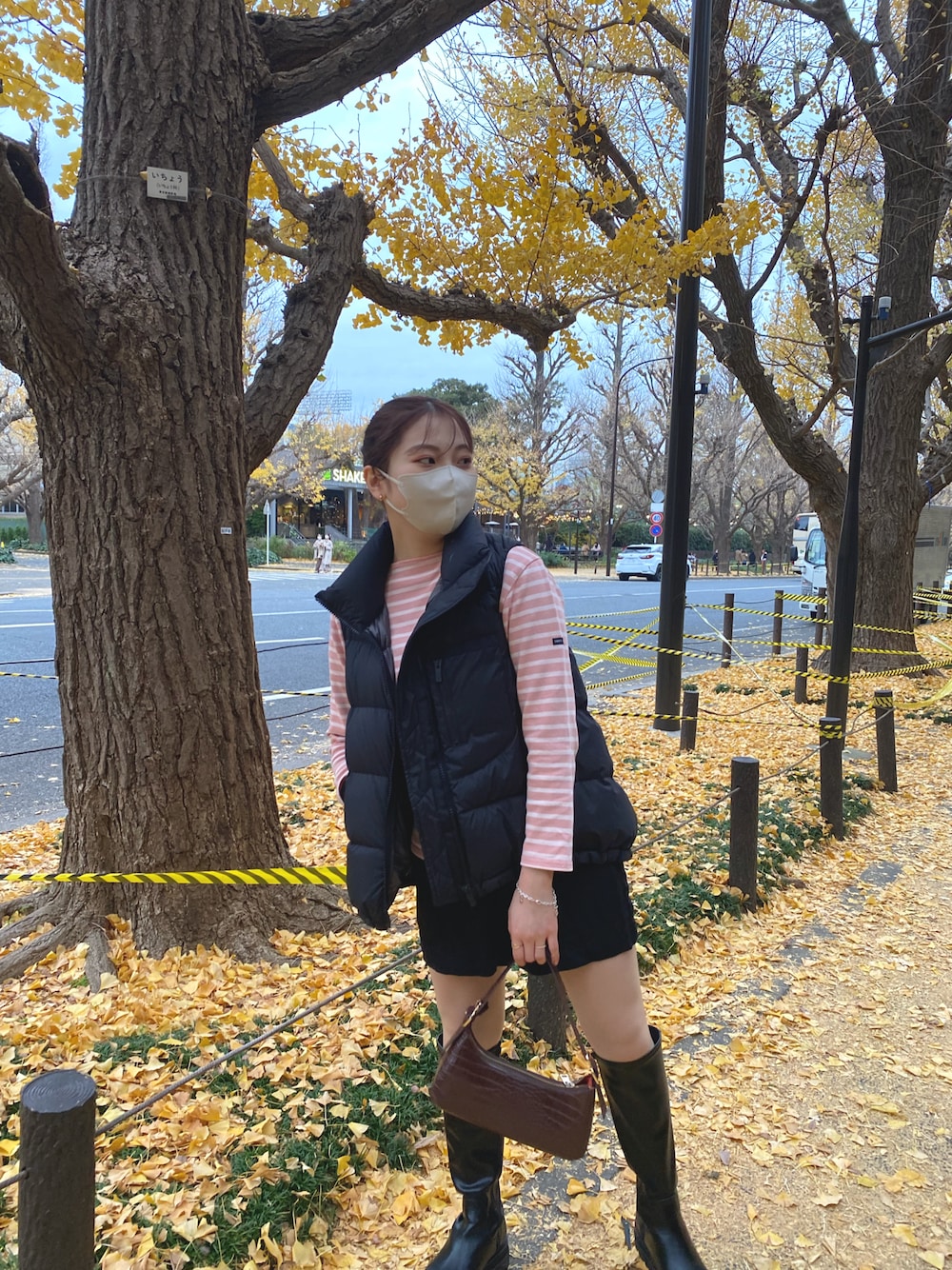 「カジュアル、ボーダー、ダウンベスト、ショートパンツ、ブラックコーデ、ZARA、ショートブーツ、冬コーデ、ロングブーツ、大人カジュアル、セントジェームス、パンツスタイル、雨の日コーデ、ゆるコーデ、イチョウ並木」｜「SLYのSLIM SHOULDER バッグ/ショルダー（ショルダーバッグ、ブラウン系）」を使った、michi さん（レディース・160cm）の冬コーディネートの1枚目の写真