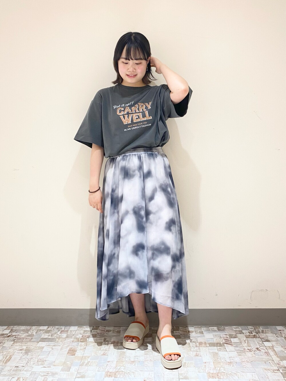 「LOWRYS FARM、ローリーズファーム(LOWRYS FARM)、Tシャツ、スカート、夏コーデ、夏だ！Tシャツ着よう！、大学生コーデ、サンダル、骨格ストレート」｜「LOWRYS FARMのUSEDツアーTSS　908136（Tシャツ/カットソー、グレー系）」を使った、みさきさん（レディース・161cm）の夏コーディネートの1枚目の写真