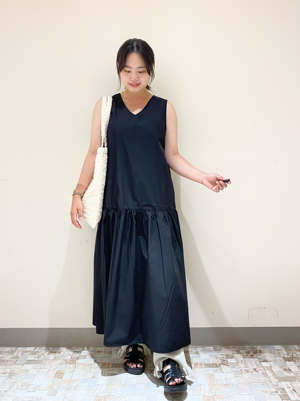 「LOWRYS FARM、ローリーズファーム(LOWRYS FARM)、夏コーデ、夏服、休日スタイル、休日コーデ、お出かけコーデ、ワンピース、ワンピーススタイル、骨格ストレート、大学生コーデ、海コーデ」｜「LOWRYS FARMのティアードノースリーブワンピース　962731（ワンピース、ブラック系）」を使った、みさきさん（レディース・161cm）の夏コーディネートの1枚目の写真