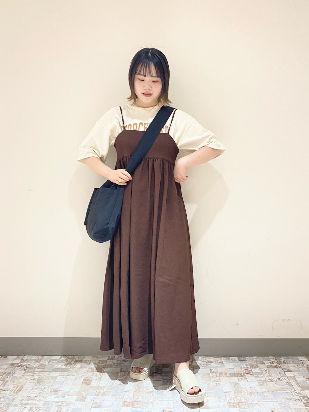 「春夏コーデ、キャミワンピ、ローリーズファーム(LOWRYS FARM)、LOWRYS FARM、骨格ストレート、ショルダーバッグ、Tシャツ、通学コーデ、大学生、大学生コーデ、サンダル、外ハネボブ」｜「LOWRYS FARMのカコウカレッジロゴＴシャツ　191864（Tシャツ/カットソー、ホワイト系）」を使った、みさきさん（レディース・161cm）の春コーディネートの1枚目の写真