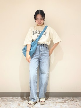 「LOWRYS FARM（ローリーズファーム）のカコウカレッジロゴＴシャツ　191864（Tシャツ/カットソー、ホワイト系）」を使った、みさきさん（レディース・161cm）の夏コーディネート